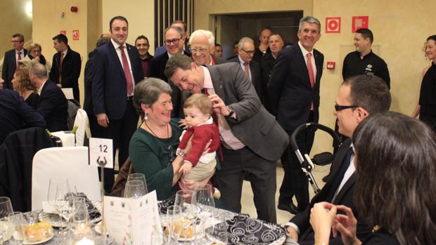 PRENSA – Page, con el padre Ángel, en la cena de «Mensajeros por la Paz»