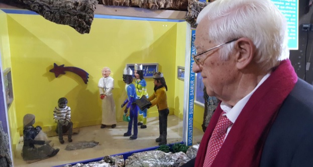 PRENSA – El padre Ángel inaugura su belén de denuncia social