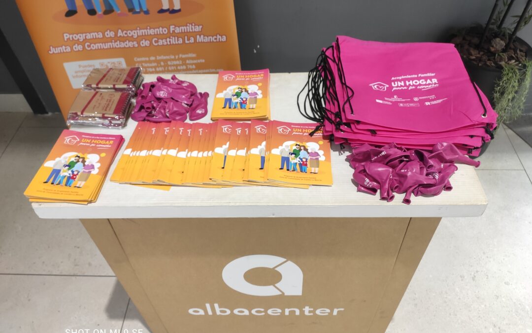 Mesa informativa en el centro comercial Albacenter en Albacete. 