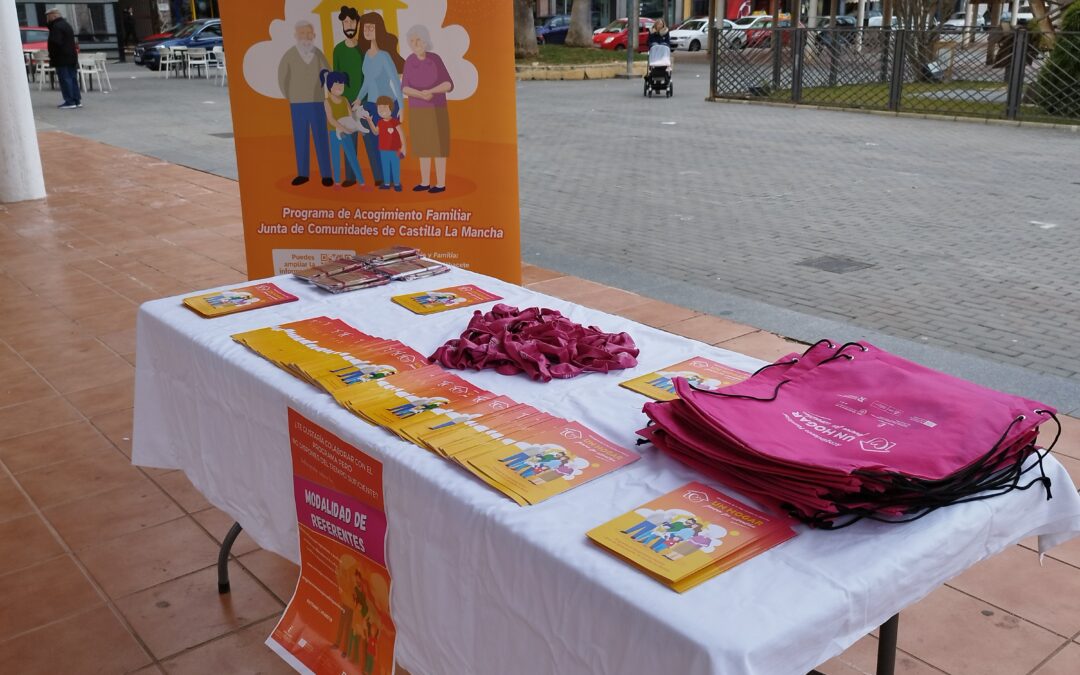 Nueva mesa informativa en la localidad de Hellín ( Albacete). » Un hogar para su corazón» destinada a difundir el acogimiento familiar