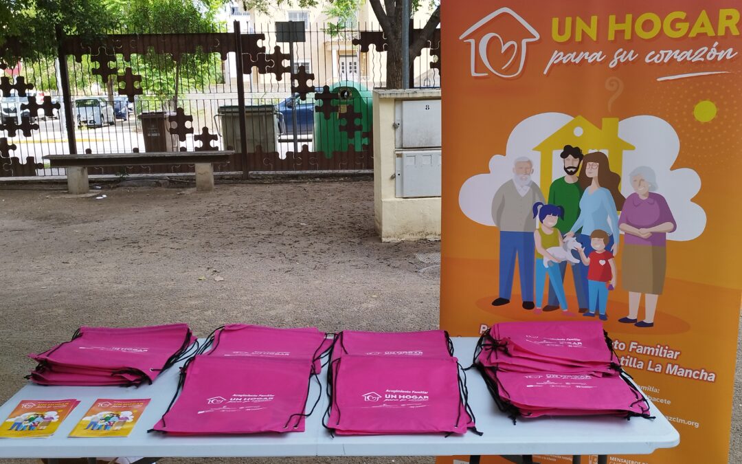 Mesa informativa sobre Acogimiento Familiar y Referentes dentro del programa Ampliando Familias en Almansa (Albacete)