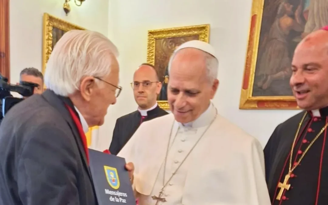 El Papa recibe al padre Ángel en La Laguna, que le regala la memoria de Mensajeros, una bufanda roja y la imagen de la Santina